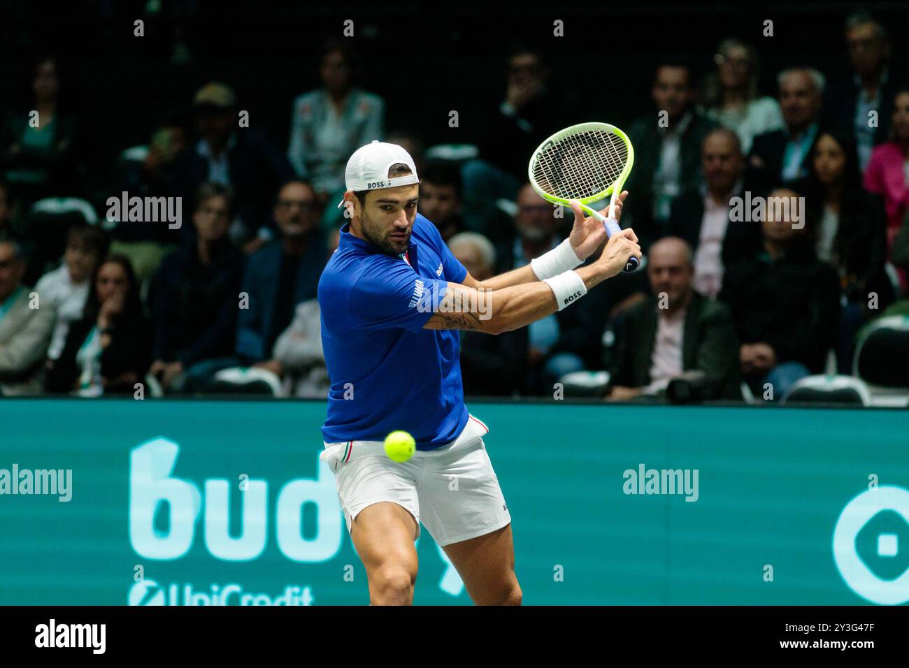 Bologna, Italia. 13 settembre 2024. Matteo Berrettini in azione contro il belga Alexander Blockx durante la fase a gironi delle finali di Coppa Davis 2024 Bologna tra Italia e Belgio all'Unipol Arena il 13 settembre 2024 a Bologna. Crediti: Massimiliano Donati/Alamy Live News Foto Stock