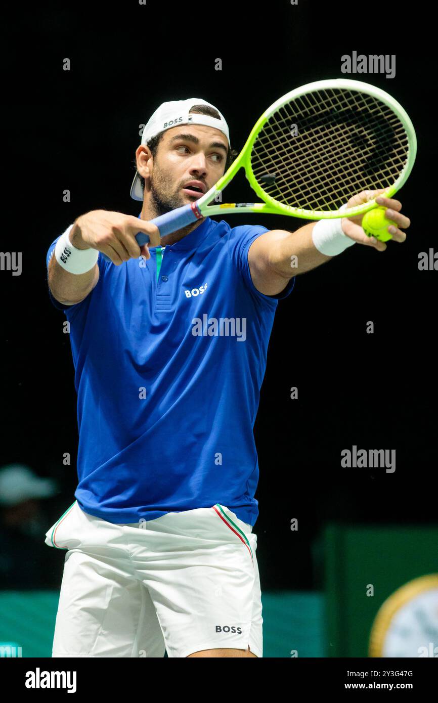 Bologna, Italia. 13 settembre 2024. Matteo Berrettini in azione contro il belga Alexander Blockx durante la fase a gironi delle finali di Coppa Davis 2024 Bologna tra Italia e Belgio all'Unipol Arena il 13 settembre 2024 a Bologna. Crediti: Massimiliano Donati/Alamy Live News Foto Stock