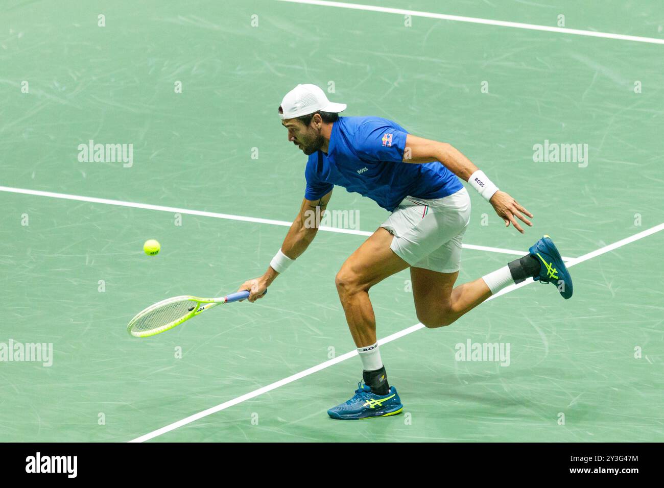Bologna, Italia. 13 settembre 2024. Matteo Berrettini in azione contro il belga Alexander Blockx durante la fase a gironi delle finali di Coppa Davis 2024 Bologna tra Italia e Belgio all'Unipol Arena il 13 settembre 2024 a Bologna. Crediti: Massimiliano Donati/Alamy Live News Foto Stock
