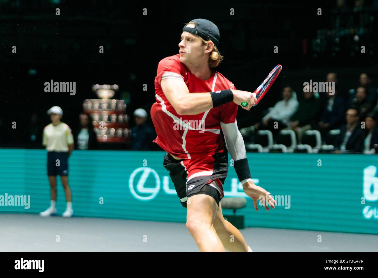 Bologna, Italia. 13 settembre 2024. ZIZOU Bergs del Belgio in azione contro Flavio Cobolli dell'Italia durante la fase a gironi delle finali di Coppa Davis 2024 Bologna tra Italia e Belgio all'Unipol Arena il 13 settembre 2024 a Bologna. Crediti: Massimiliano Donati/Alamy Live News Foto Stock