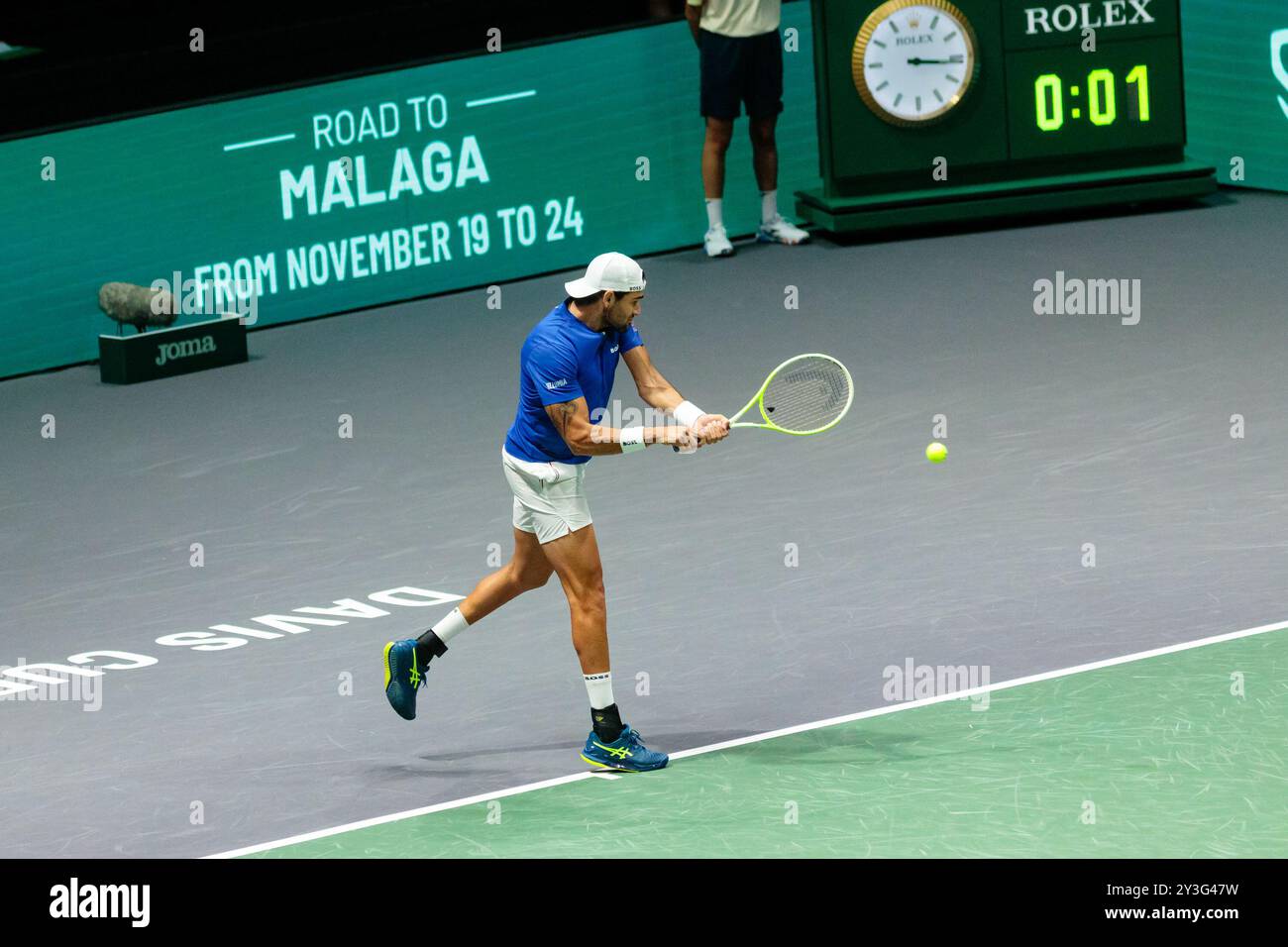 Bologna, Italia. 13 settembre 2024. Matteo Berrettini in azione contro il belga Alexander Blockx durante la fase a gironi delle finali di Coppa Davis 2024 Bologna tra Italia e Belgio all'Unipol Arena il 13 settembre 2024 a Bologna. Crediti: Massimiliano Donati/Alamy Live News Foto Stock