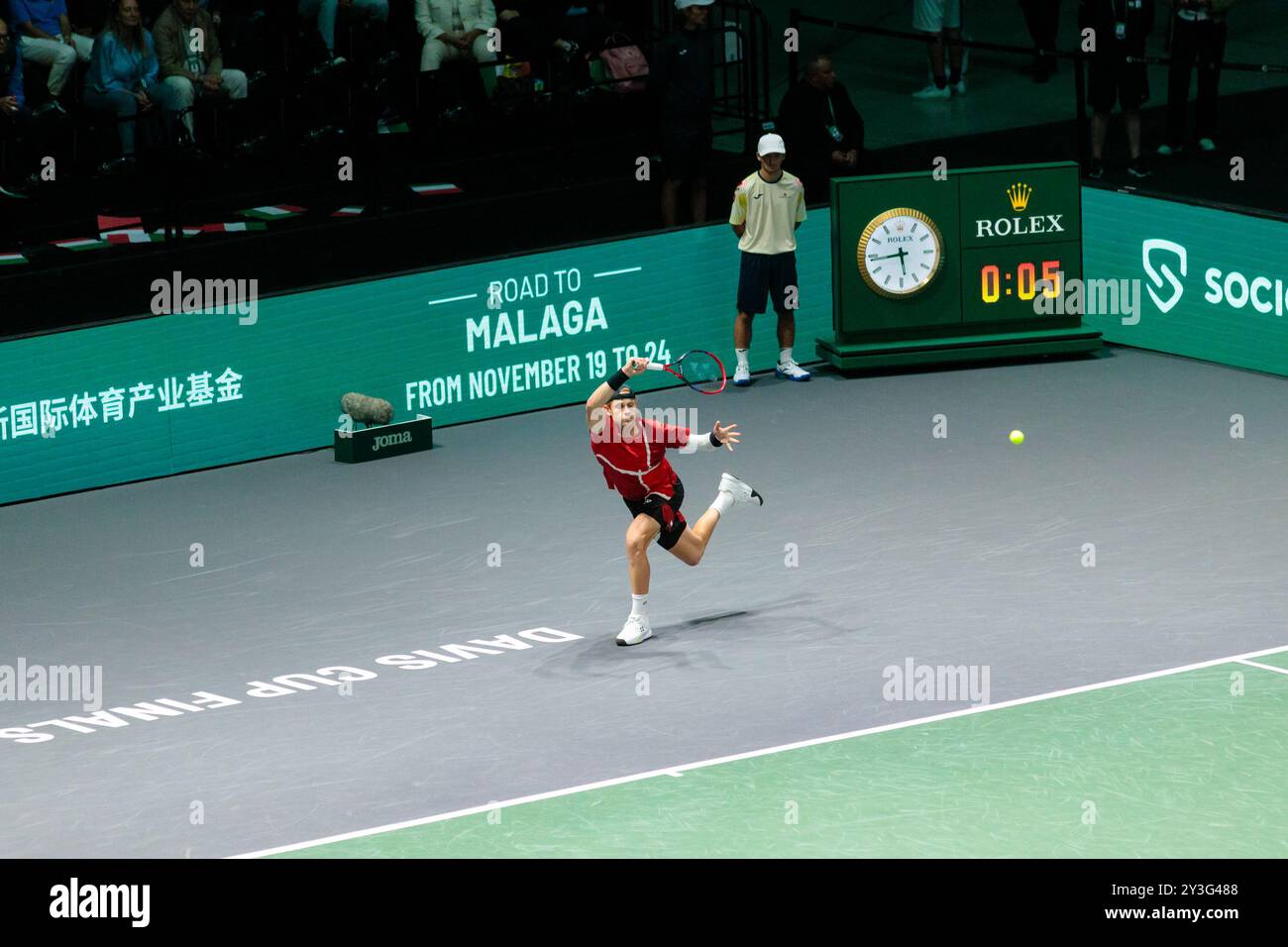 Bologna, Italia. 13 settembre 2024. ZIZOU Bergs del Belgio in azione contro Flavio Cobolli dell'Italia durante la fase a gironi delle finali di Coppa Davis 2024 Bologna tra Italia e Belgio all'Unipol Arena il 13 settembre 2024 a Bologna. Crediti: Massimiliano Donati/Alamy Live News Foto Stock