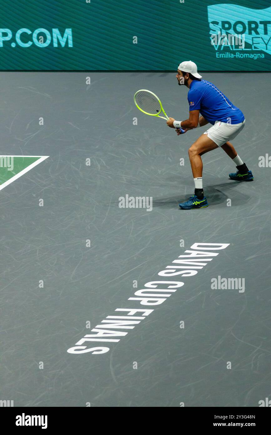 Bologna, Italia. 13 settembre 2024. Matteo Berrettini in azione contro il belga Alexander Blockx durante la fase a gironi delle finali di Coppa Davis 2024 Bologna tra Italia e Belgio all'Unipol Arena il 13 settembre 2024 a Bologna. Crediti: Massimiliano Donati/Alamy Live News Foto Stock