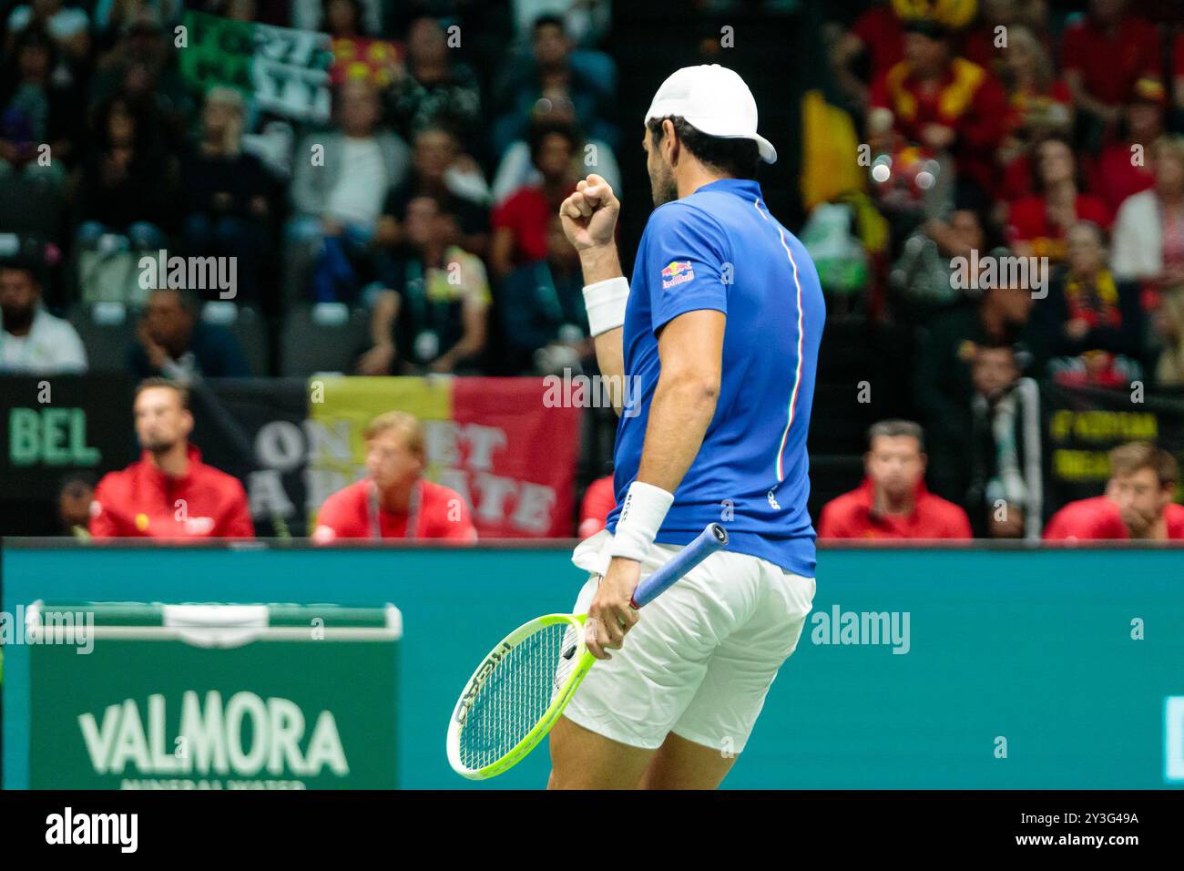 Bologna, Italia. 13 settembre 2024. Matteo Berrettini in azione contro il belga Alexander Blockx durante la fase a gironi delle finali di Coppa Davis 2024 Bologna tra Italia e Belgio all'Unipol Arena il 13 settembre 2024 a Bologna. Crediti: Massimiliano Donati/Alamy Live News Foto Stock