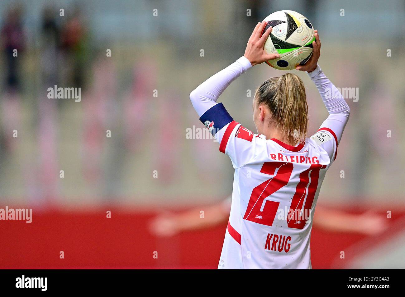 Victoria Krug (camera e colazione Leipzig, 20) beim Einwurf, Einzelbild, Aktion, Action, 13.09.2024, München (Deutschland), Fussball, Google Pixel Frauen-Bundesliga, FC Bayern München - RB Leipzig, LE NORMATIVE DFB/DFL VIETANO QUALSIASI USO DI FOTOGRAFIE COME SEQUENZE DI IMMAGINI E/O QUASI-VIDEO. Foto Stock