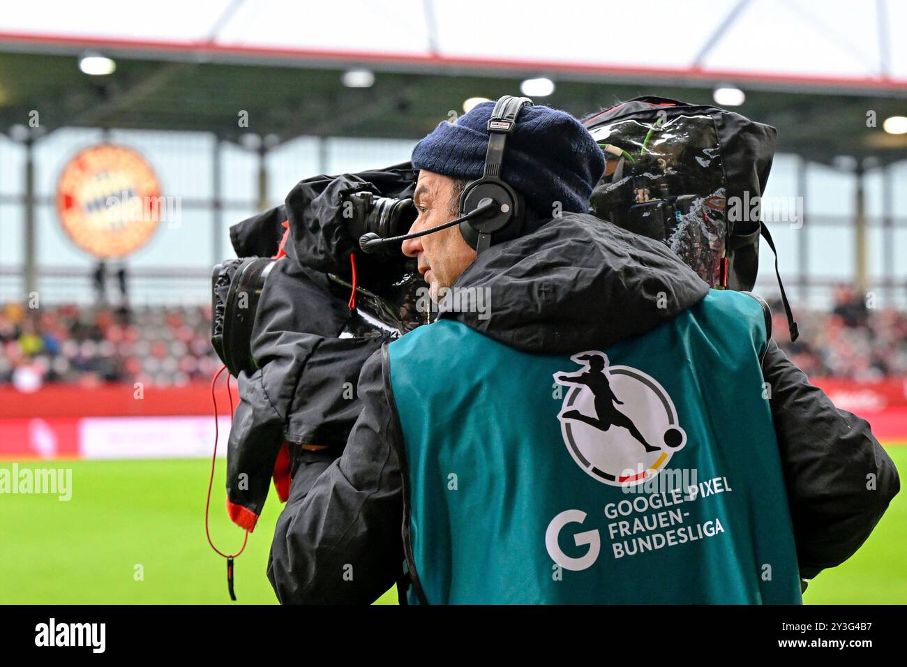 Kameramann bei der Arbeit, Symbolfoto, Symbolbild, 13.09.2024, München (Germania), Fussball, Google Pixel Frauen-Bundesliga, FC Bayern München - RB Leipzig, LE NORMATIVE DFB/DFL VIETANO QUALSIASI USO DI FOTOGRAFIE COME SEQUENZE DI IMMAGINI E/O QUASI-VIDEO. Foto Stock