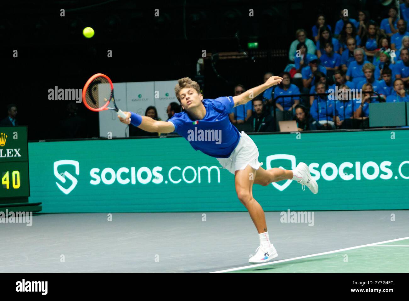 Bologna, Italia. 13 settembre 2024. Flavio Cobolli in azione contro Zizou Bergs del Belgio durante la partita a gironi delle finali di Coppa Davis 2024 Bologna tra Italia e Belgio all'Unipol Arena il 13 settembre 2024 a Bologna. Crediti: Massimiliano Donati/Alamy Live News Foto Stock