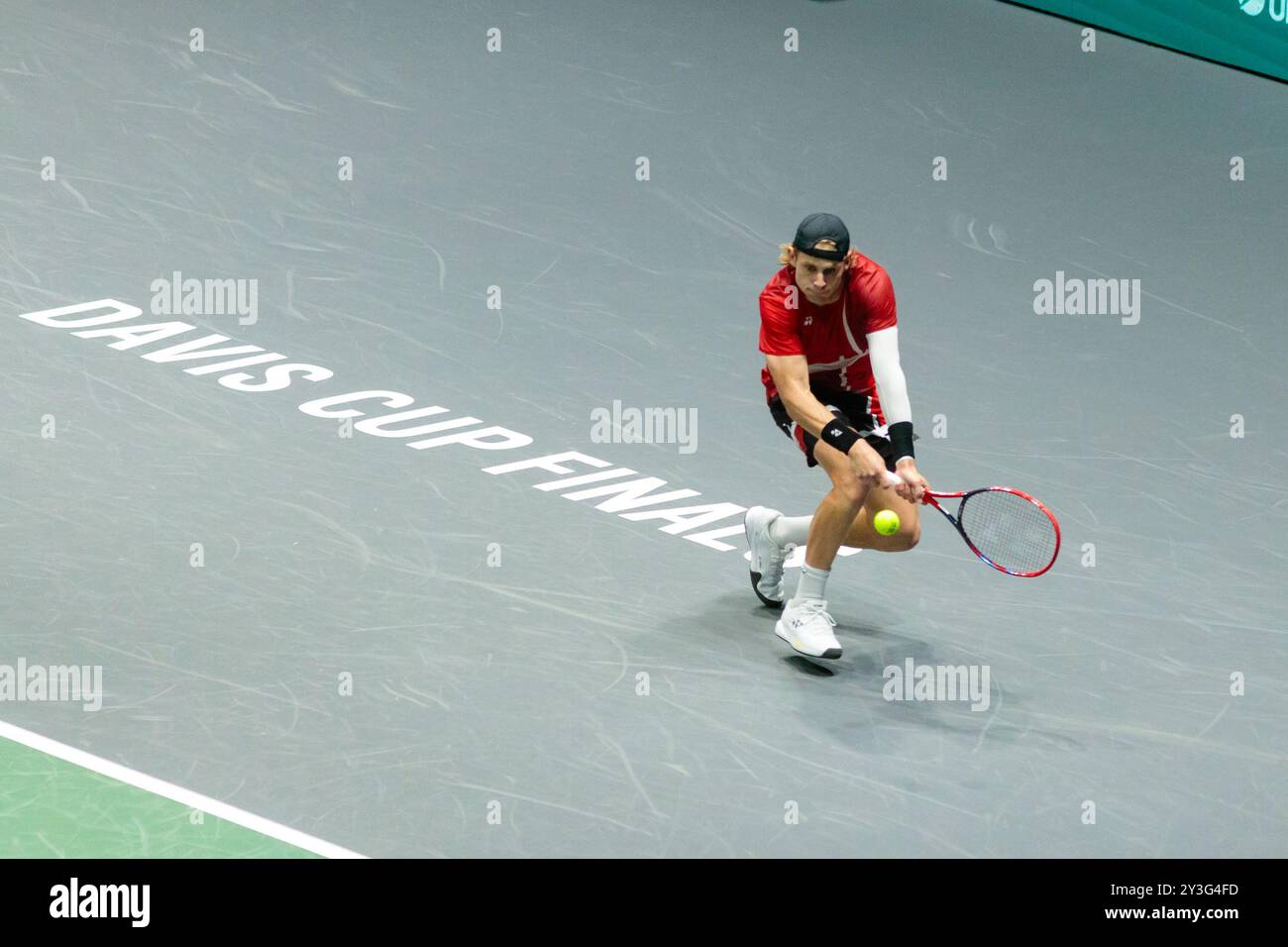 Bologna, Italia. 13 settembre 2024. ZIZOU Bergs del Belgio in azione contro Flavio Cobolli dell'Italia durante la fase a gironi delle finali di Coppa Davis 2024 Bologna tra Italia e Belgio all'Unipol Arena il 13 settembre 2024 a Bologna. Crediti: Massimiliano Donati/Alamy Live News Foto Stock