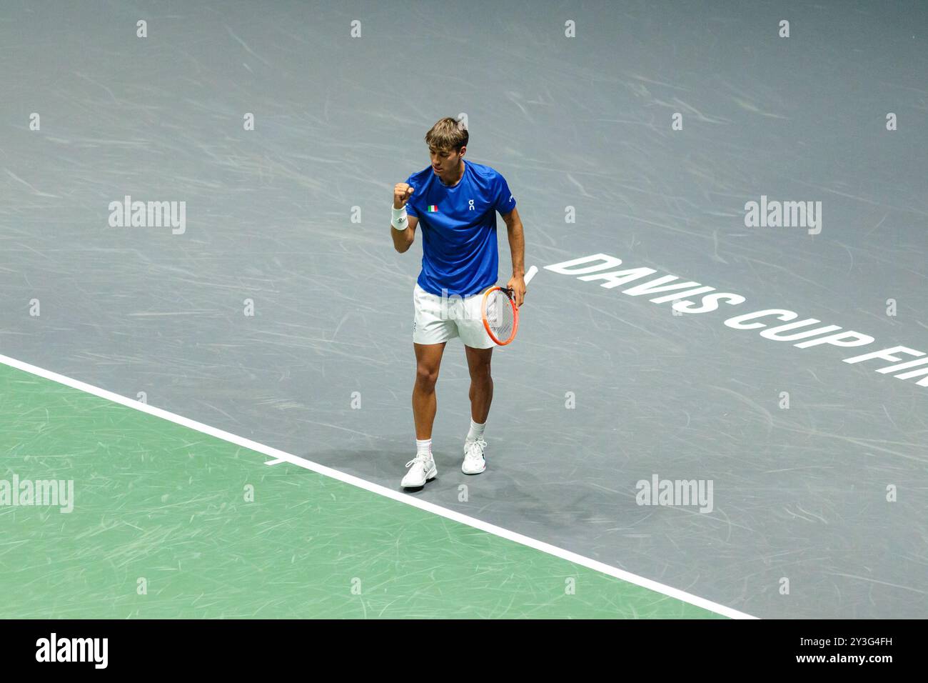 Bologna, Italia. 13 settembre 2024. Flavio Cobolli in azione contro Zizou Bergs del Belgio durante la partita a gironi delle finali di Coppa Davis 2024 Bologna tra Italia e Belgio all'Unipol Arena il 13 settembre 2024 a Bologna. Crediti: Massimiliano Donati/Alamy Live News Foto Stock
