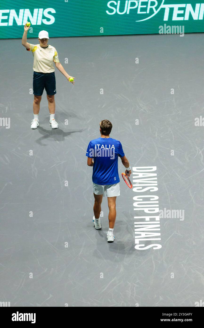 Bologna, Italia. 13 settembre 2024. Flavio Cobolli in azione contro Zizou Bergs del Belgio durante la partita a gironi delle finali di Coppa Davis 2024 Bologna tra Italia e Belgio all'Unipol Arena il 13 settembre 2024 a Bologna. Crediti: Massimiliano Donati/Alamy Live News Foto Stock