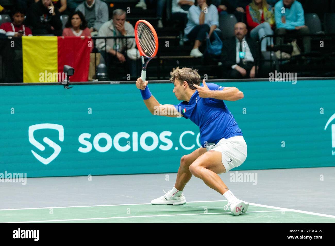 Bologna, Italia. 13 settembre 2024. Flavio Cobolli in azione contro Zizou Bergs del Belgio durante la partita a gironi delle finali di Coppa Davis 2024 Bologna tra Italia e Belgio all'Unipol Arena il 13 settembre 2024 a Bologna. Crediti: Massimiliano Donati/Alamy Live News Foto Stock