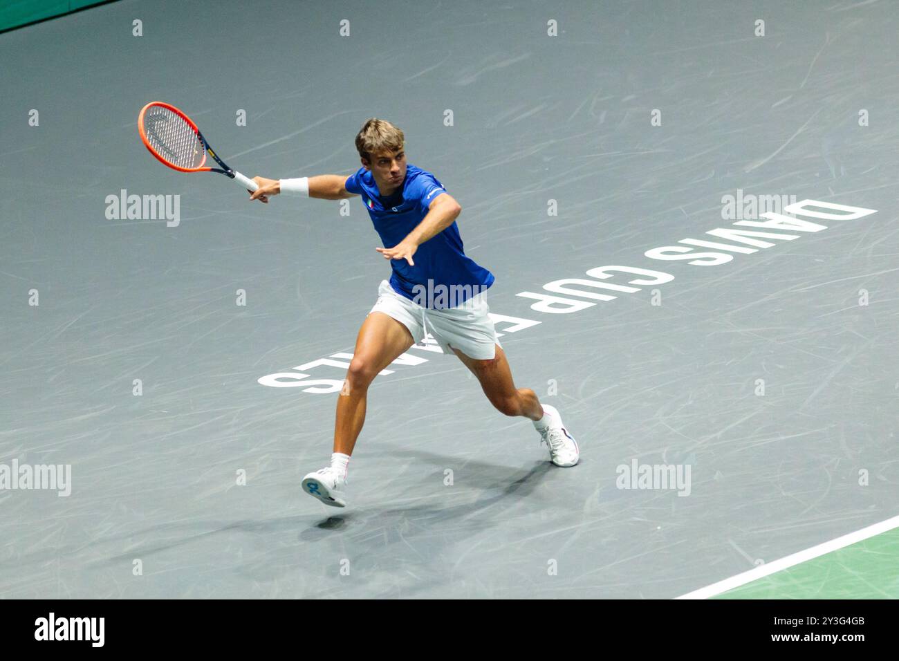 Bologna, Italia. 13 settembre 2024. Flavio Cobolli in azione contro Zizou Bergs del Belgio durante la partita a gironi delle finali di Coppa Davis 2024 Bologna tra Italia e Belgio all'Unipol Arena il 13 settembre 2024 a Bologna. Crediti: Massimiliano Donati/Alamy Live News Foto Stock