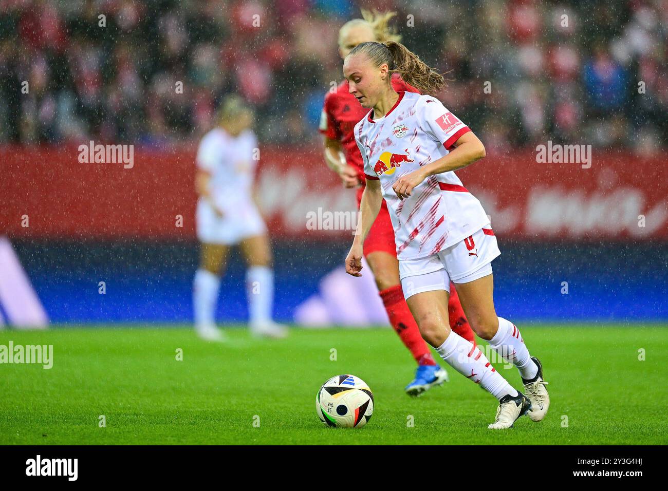 Lou-Ann Joly (RB Leipzig, 6) AM Ball, 13.09.2024, München (Deutschland), Fussball, Google Pixel Frauen-Bundesliga, FC Bayern München - RB Leipzig, LE NORMATIVE DFB/DFL VIETANO QUALSIASI USO DI FOTOGRAFIE COME SEQUENZE DI IMMAGINI E/O QUASI-VIDEO. Foto Stock