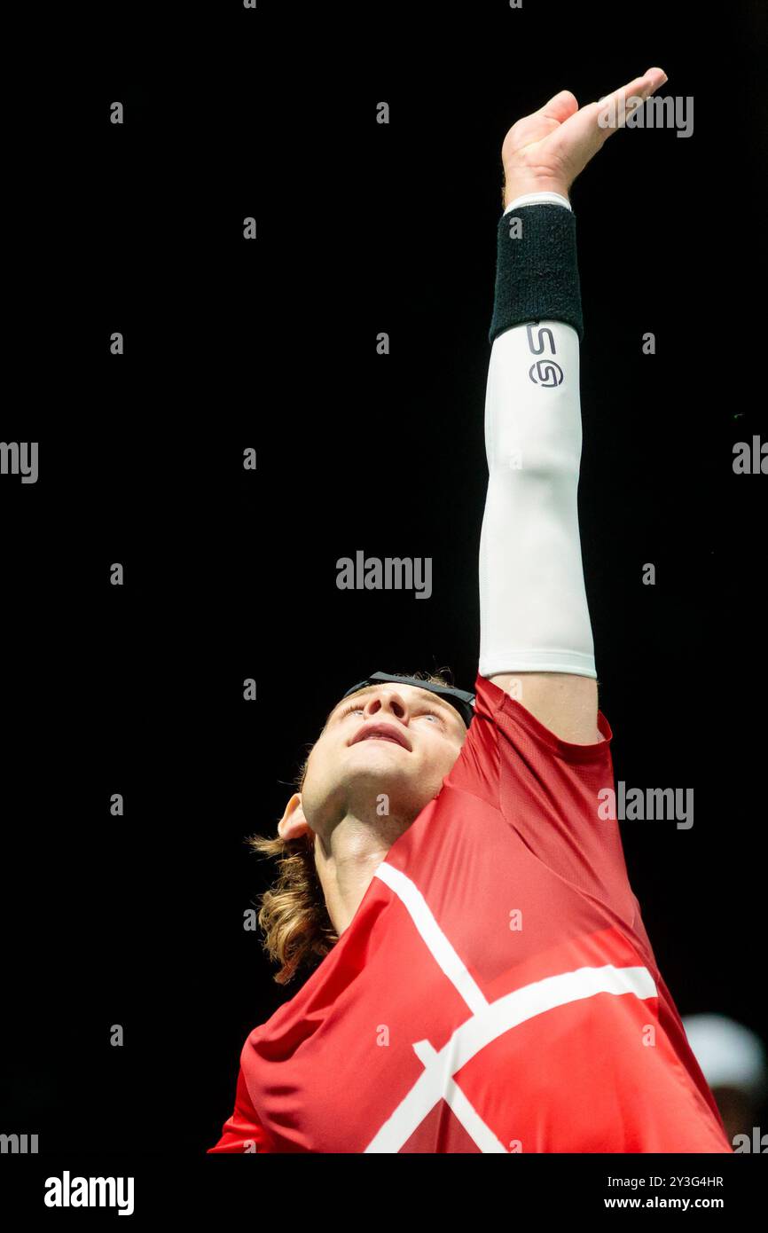 Bologna, Italia. 13 settembre 2024. ZIZOU Bergs del Belgio in azione contro Flavio Cobolli dell'Italia durante la fase a gironi delle finali di Coppa Davis 2024 Bologna tra Italia e Belgio all'Unipol Arena il 13 settembre 2024 a Bologna. Crediti: Massimiliano Donati/Alamy Live News Foto Stock