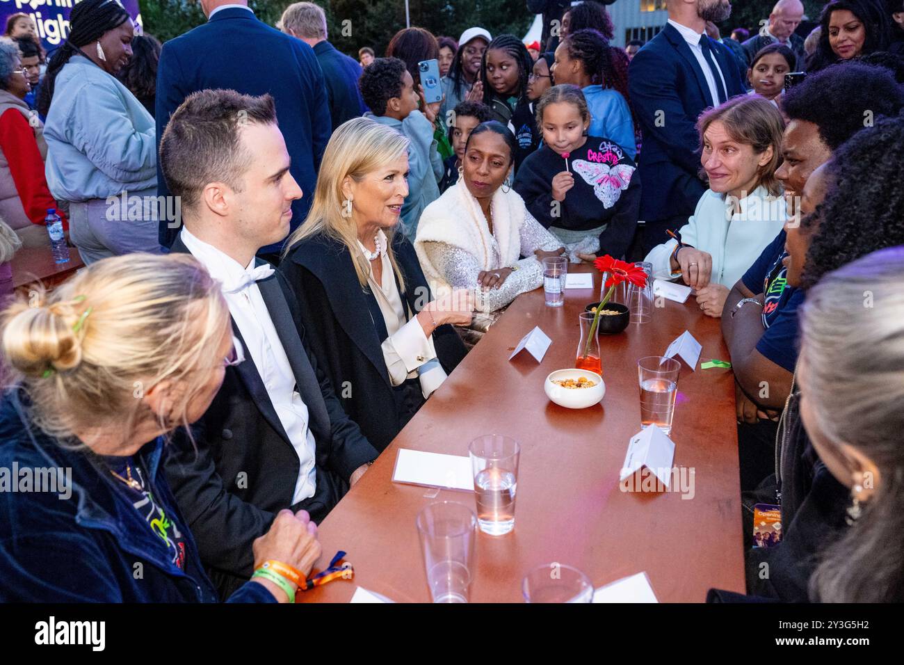 Amsterdam, Paesi Bassi, 2024-09-13 20:04:35 AMSTERDAM, 13-09-2024, Nelson MandelaparkQueen Maxima durante la serata di apertura 2024 presso la Royal Concertgebouw Orchestra nel Nelson Mandelapark ad Amsterdam-Zuidoost. Il concerto all'aperto gratuito si svolge in una parte diversa della città ogni anno. FOTO: NLBeeld/Patrick van Emst crediti: NL Beeld / Patrick van Emst Foto Stock