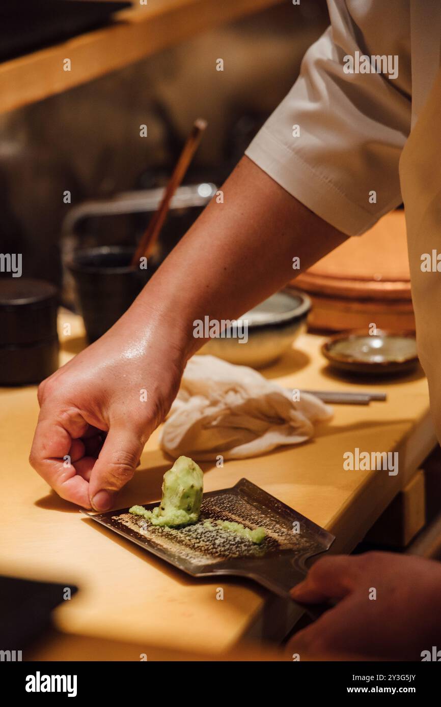 Wasabi veri preparati in un sushi Omakase | Tokyo, Giappone 2023 Foto Stock