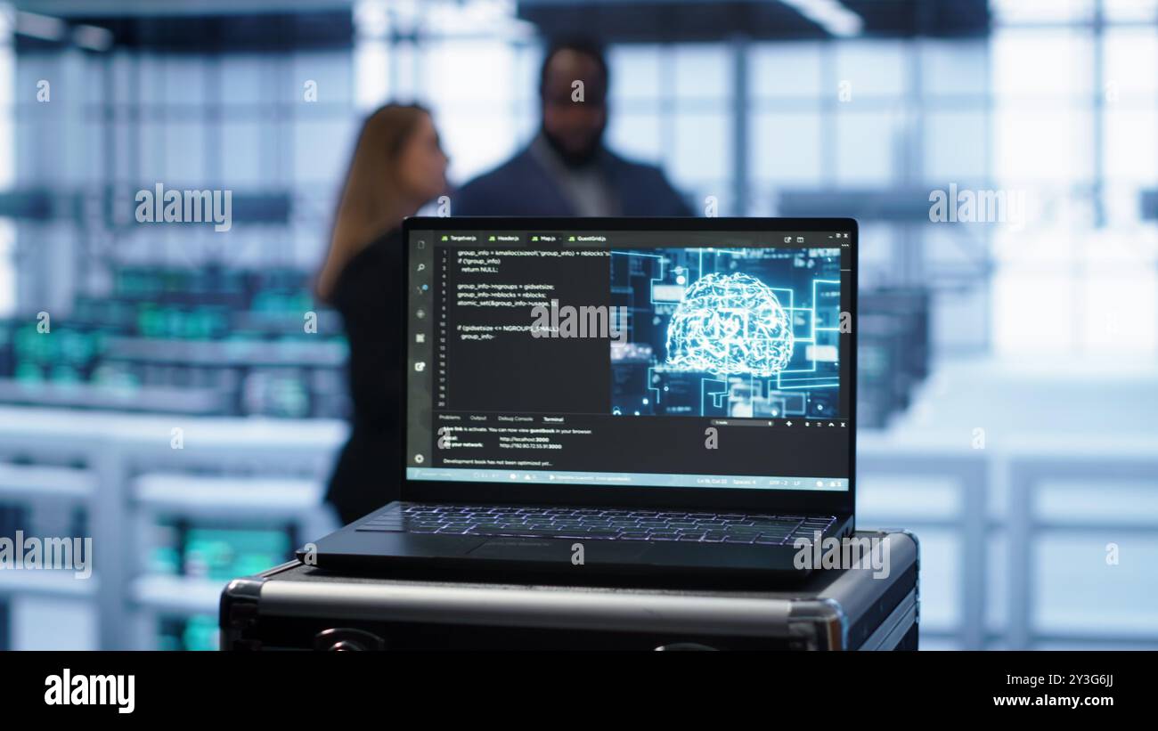 Concentratevi sui notebook utilizzati dagli ingegneri nell'hub server in background sfocato utilizzando un modello computerizzato di intelligenza artificiale. Primo piano di un notebook con apprendimento approfondito dell'intelligenza artificiale utilizzando il riconoscimento dei pattern, fotocamera A. Foto Stock