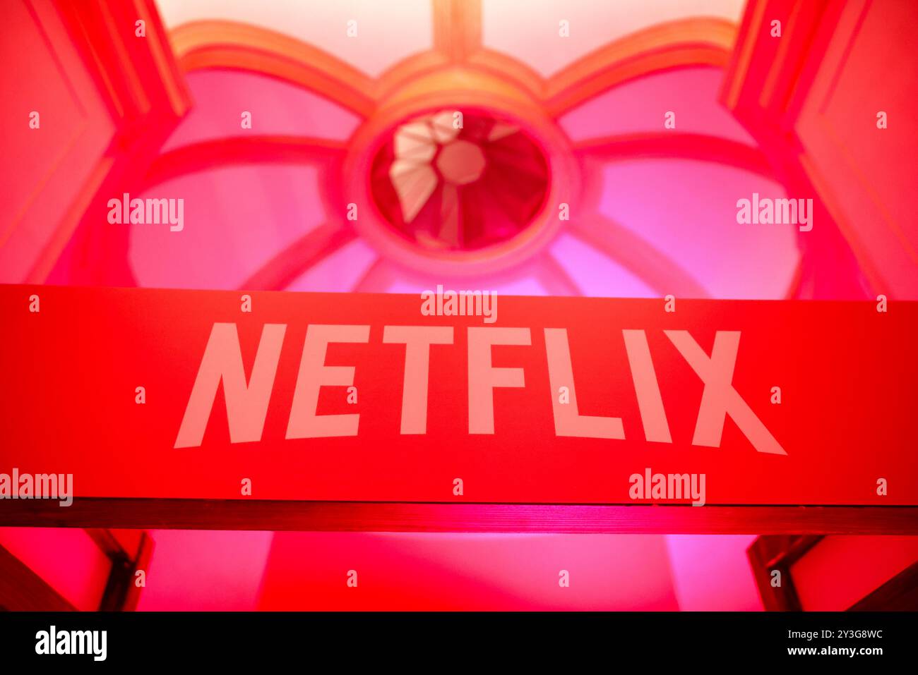 Il logo Netflix è stato visto durante la prima parte della seconda stagione della serie Netflix "Emily in Paris" a Cracovia, Polonia, il 12 settembre 2024. (Foto di Beata Zawrzel/NurPhoto) credito: NurPhoto SRL/Alamy Live News Foto Stock