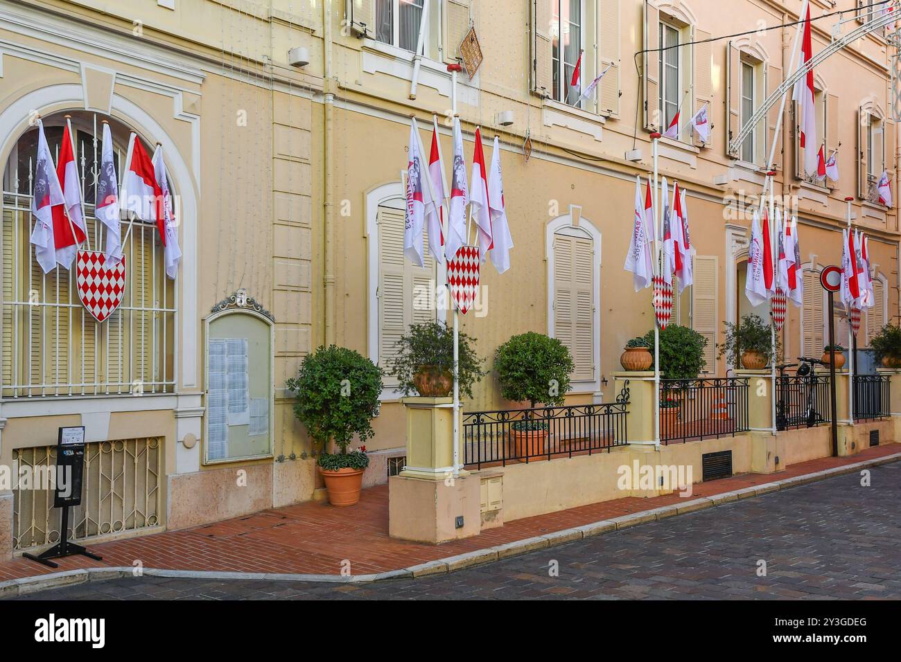 Bandiere per celebrare il centenario della nascita del Principe Ranieri III, di fronte al municipio del microstato sulla Costa Azzurra, Monaco Foto Stock