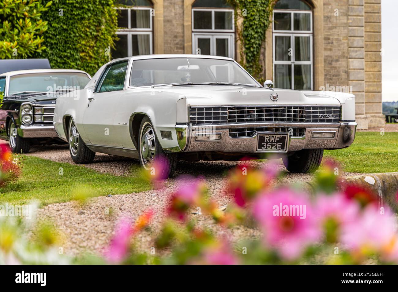 Bristol, Regno Unito - 11 agosto 2024: Coupé di lusso Cadillac Eldorado bianca, nota per il suo design elegante e la tecnologia all'avanguardia. Auto americana Foto Stock