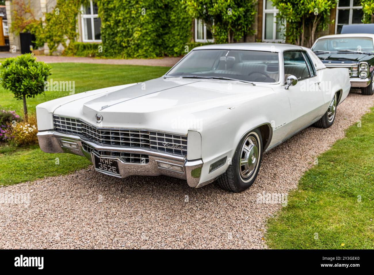 Bristol, Regno Unito - 11 agosto 2024: Coupé di lusso Cadillac Eldorado bianca, nota per il suo design elegante e la tecnologia all'avanguardia. Auto americana Foto Stock