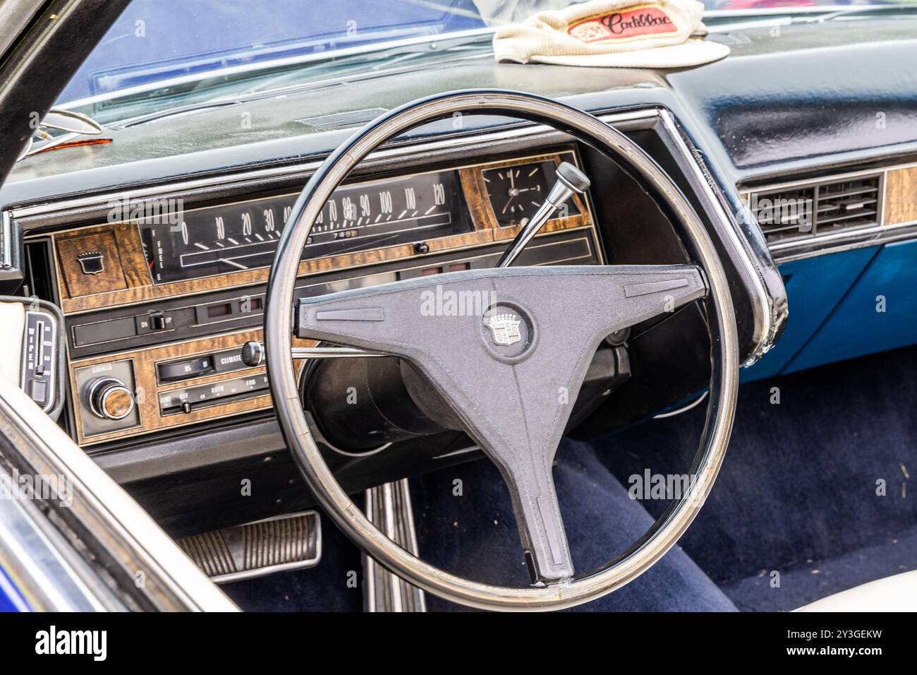 Bristol, Regno Unito - 11 agosto 2024: Interni della coupé di lusso White Cadillac Eldorado, nota per il suo design elegante e la tecnologia all'avanguardia Foto Stock
