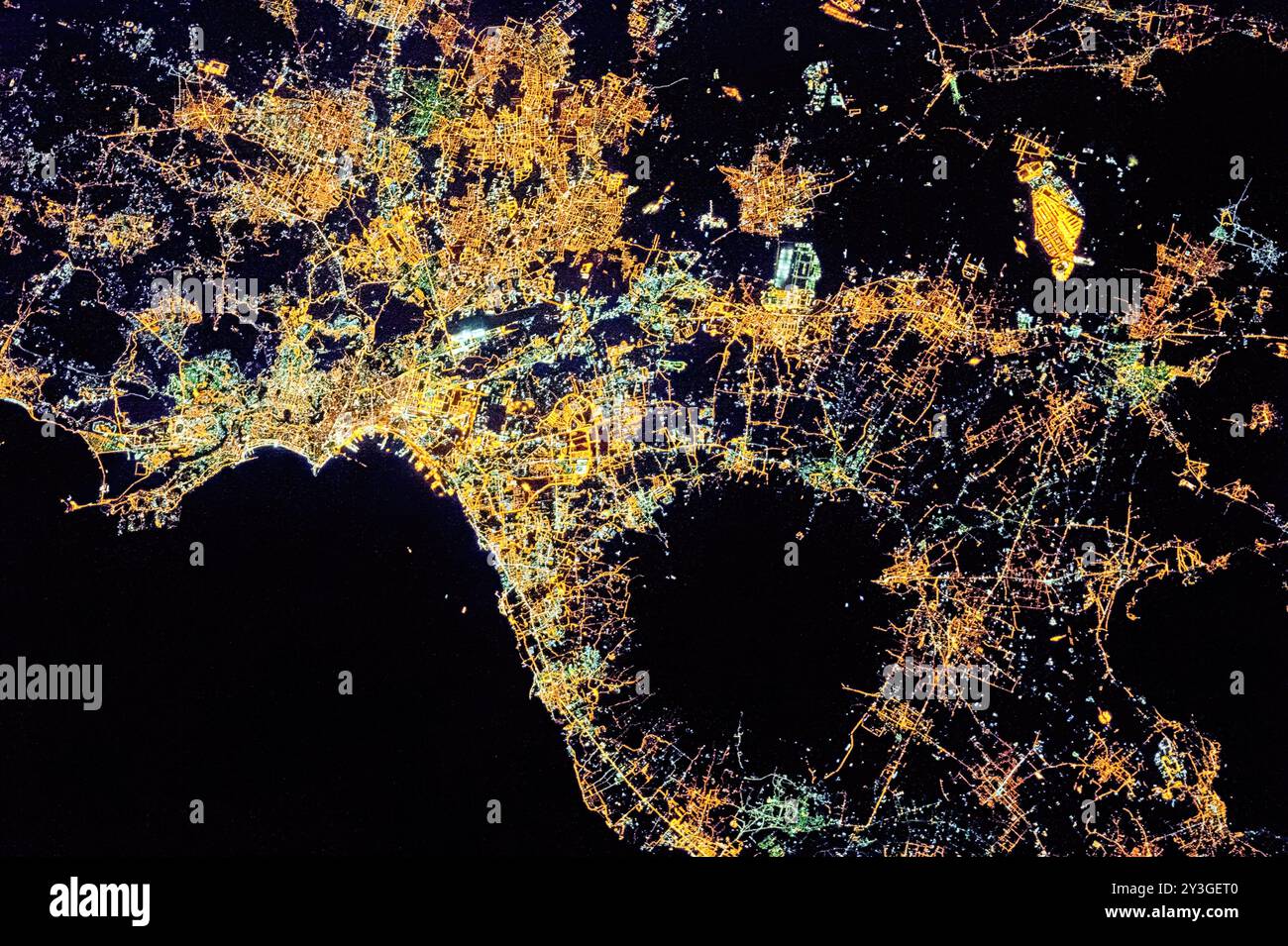 Napoli di notte. Vesuvio, Italia. Miglioramento digitale di un'immagine da parte della NASA. Foto Stock