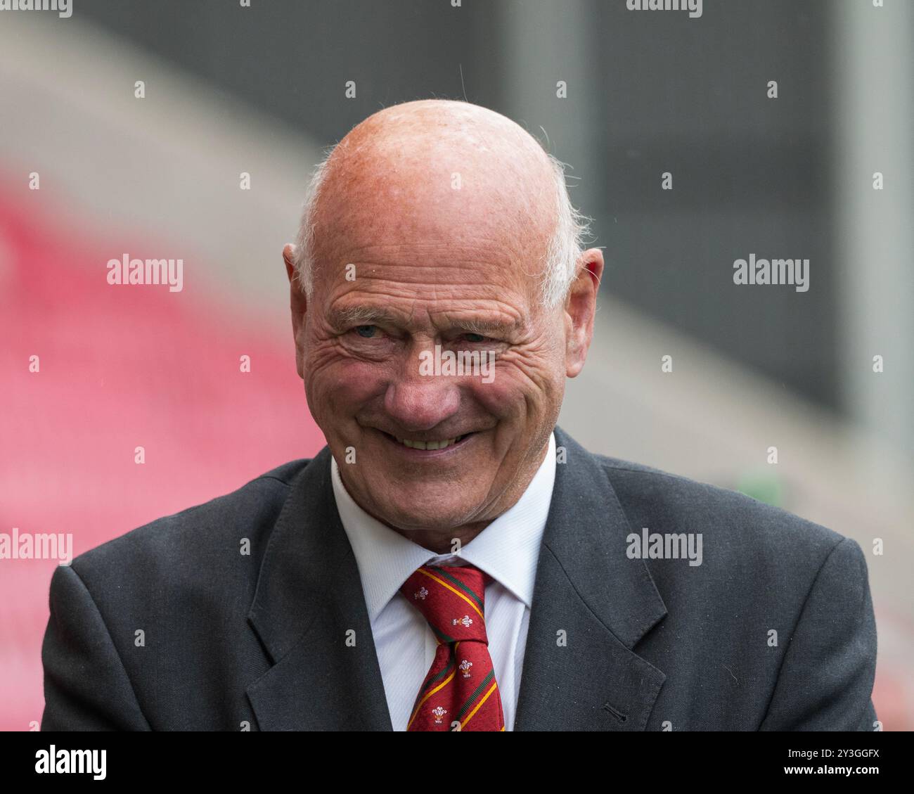 Llanelli, Galles Regno Unito 10 settembre 2024 HRH il Principe di Galles visita Parc y Scarlets, sede della squadra di rugby a 15 degli Scarlets in visita a Llanelli, Galles Foto Stock