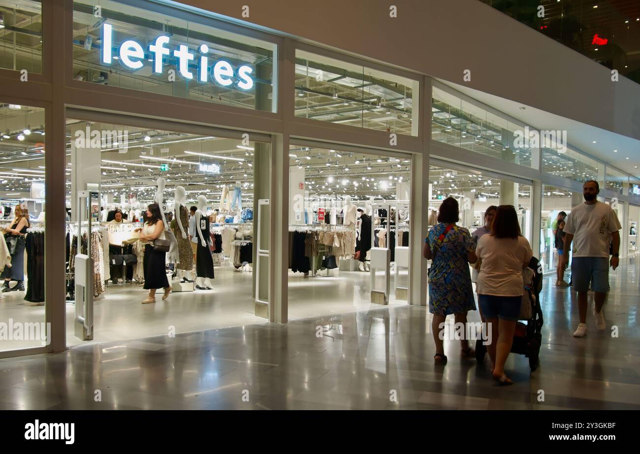 Vetrina e ingresso con cartelli per abbigliamento di sinistra nel centro commerciale Rio Shopping Valladolid Castile e Leon Spain Foto Stock