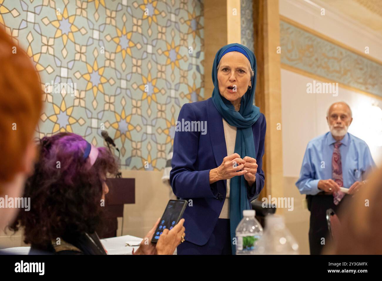 Dearborn, Michigan, Stati Uniti. 13 settembre 2024. La convention National Arab American, sponsorizzata dal Comitato Anti-Discriminaton americano-arabo. Quello che gli arabi-americani dovrebbero fare per le elezioni del 2024 alla luce della guerra di Israele a Gaza è stato un tema importante della convenzione. Il candidato presidenziale del Partito Verde, il dottor Jill Stein, che si oppone agli aiuti militari statunitensi per Israele, ha parlato alla convention e (mostrato qui) al Centro Islamico d'America. Crediti: Jim West/Alamy Live News Foto Stock