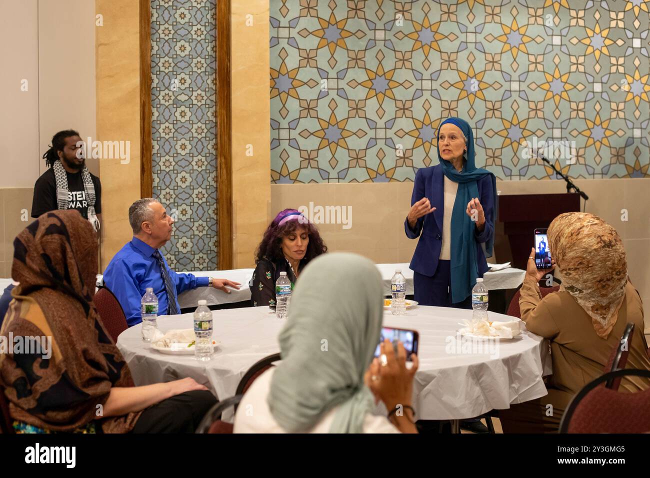 Dearborn, Michigan, Stati Uniti. 13 settembre 2024. La convention National Arab American, sponsorizzata dal Comitato Anti-Discriminaton americano-arabo. Quello che gli arabi-americani dovrebbero fare per le elezioni del 2024 alla luce della guerra di Israele a Gaza è stato un tema importante della convenzione. Il candidato presidenziale del Partito Verde, il dottor Jill Stein, che si oppone agli aiuti militari statunitensi per Israele, ha parlato alla convention e (mostrato qui) al Centro Islamico d'America. Crediti: Jim West/Alamy Live News Foto Stock