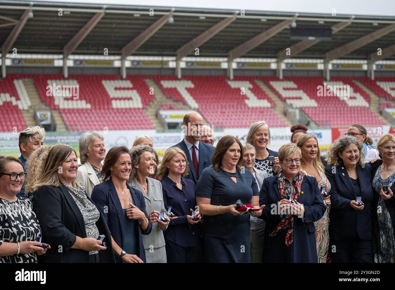 Llanelli, Galles Regno Unito 10 settembre 2024 HRH il Principe di Galles visita Parc y Scarlets, sede della squadra di rugby a 15 degli Scarlets in visita a Llanelli, Galles Foto Stock