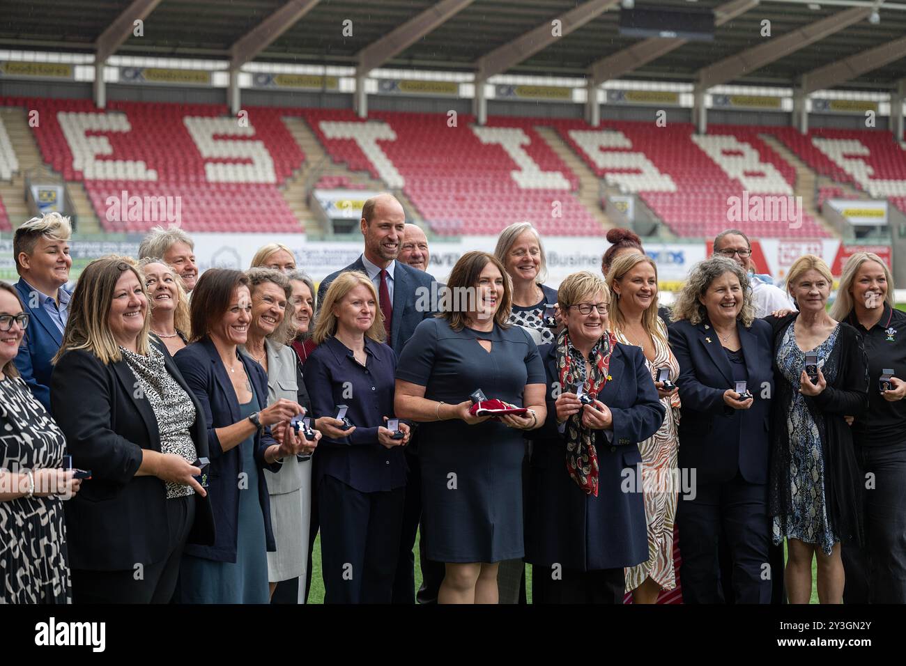 Llanelli, Galles Regno Unito 10 settembre 2024 HRH il Principe di Galles visita Parc y Scarlets, sede della squadra di rugby a 15 degli Scarlets in visita a Llanelli, Galles Foto Stock