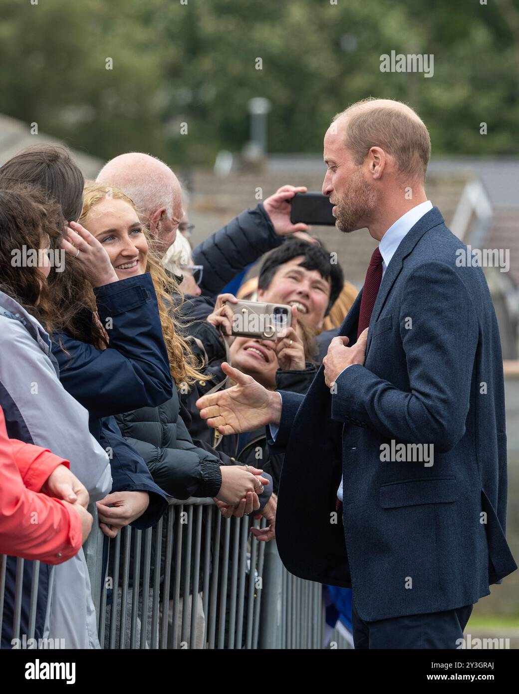 Llanelli, Galles Regno Unito 10 settembre 2024 sua altezza reale il Principe William, Principe di Galles accoglie i benestanti fuori dalla Swiss Valley Primary School dove ha incontrato gli studenti. Foto Stock