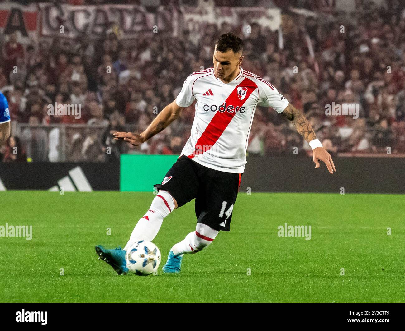 ub Atletico River Plate affronta l'Atletico Tucumán allo stadio Mas Monumental di Núñez, Buenos Aires. La data 14 della AFA Professional Soccer League continua dopo la data FIFA delle qualificazioni sudamericane della Coppa del mondo 2026. @Facamorales Editorial Use Only Credit: Facundo Morales/Alamy Live News Foto Stock