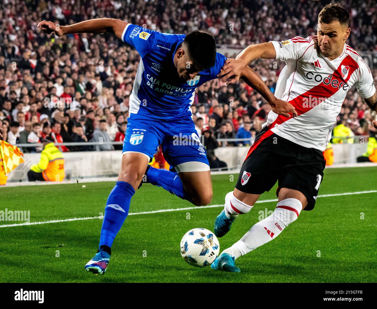ub Atletico River Plate affronta l'Atletico Tucumán allo stadio Mas Monumental di Núñez, Buenos Aires. La data 14 della AFA Professional Soccer League continua dopo la data FIFA delle qualificazioni sudamericane della Coppa del mondo 2026. @Facamorales Editorial Use Only Credit: Facundo Morales/Alamy Live News Foto Stock
