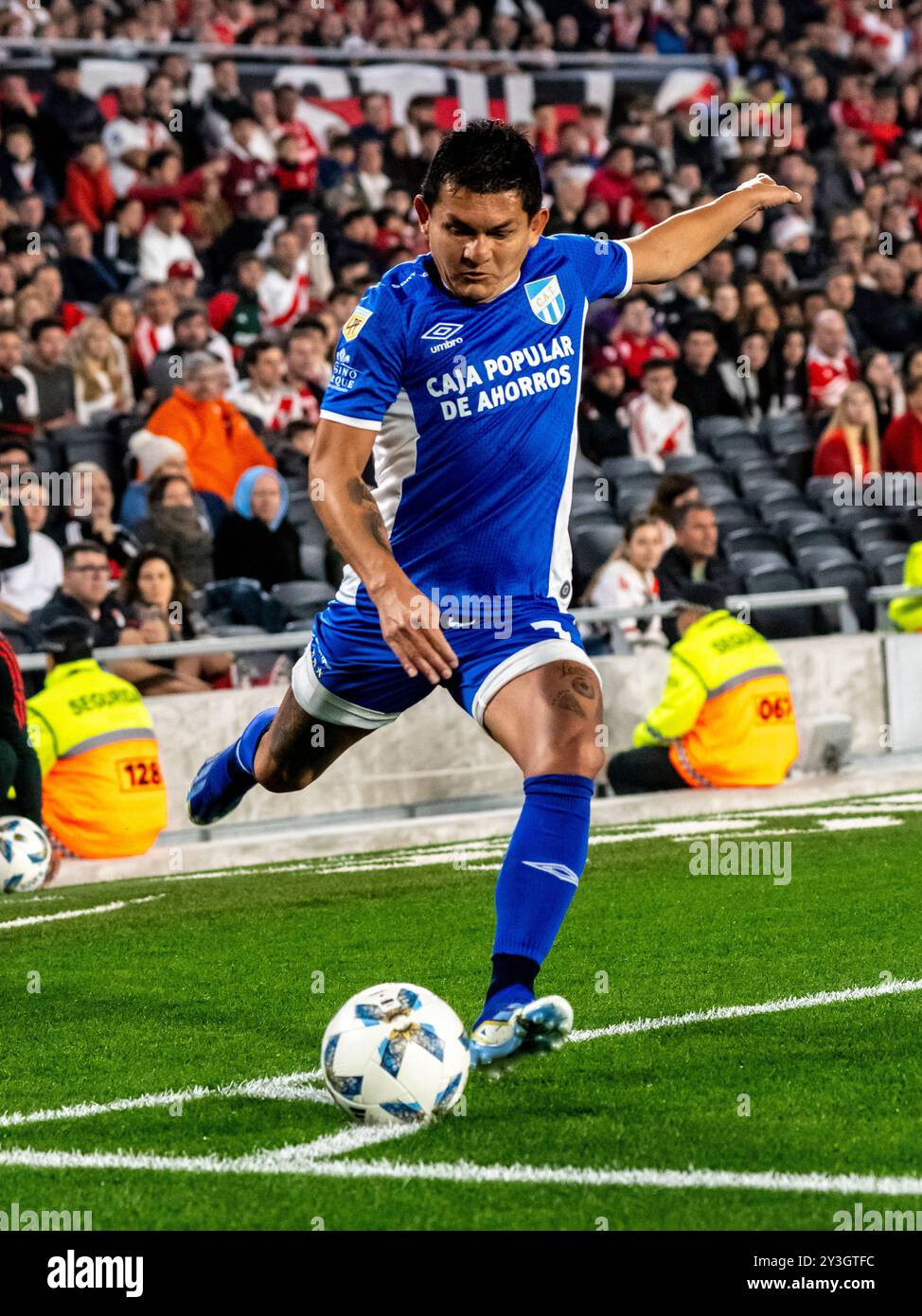 ub Atletico River Plate affronta l'Atletico Tucumán allo stadio Mas Monumental di Núñez, Buenos Aires. La data 14 della AFA Professional Soccer League continua dopo la data FIFA delle qualificazioni sudamericane della Coppa del mondo 2026. @Facamorales Editorial Use Only Credit: Facundo Morales/Alamy Live News Foto Stock