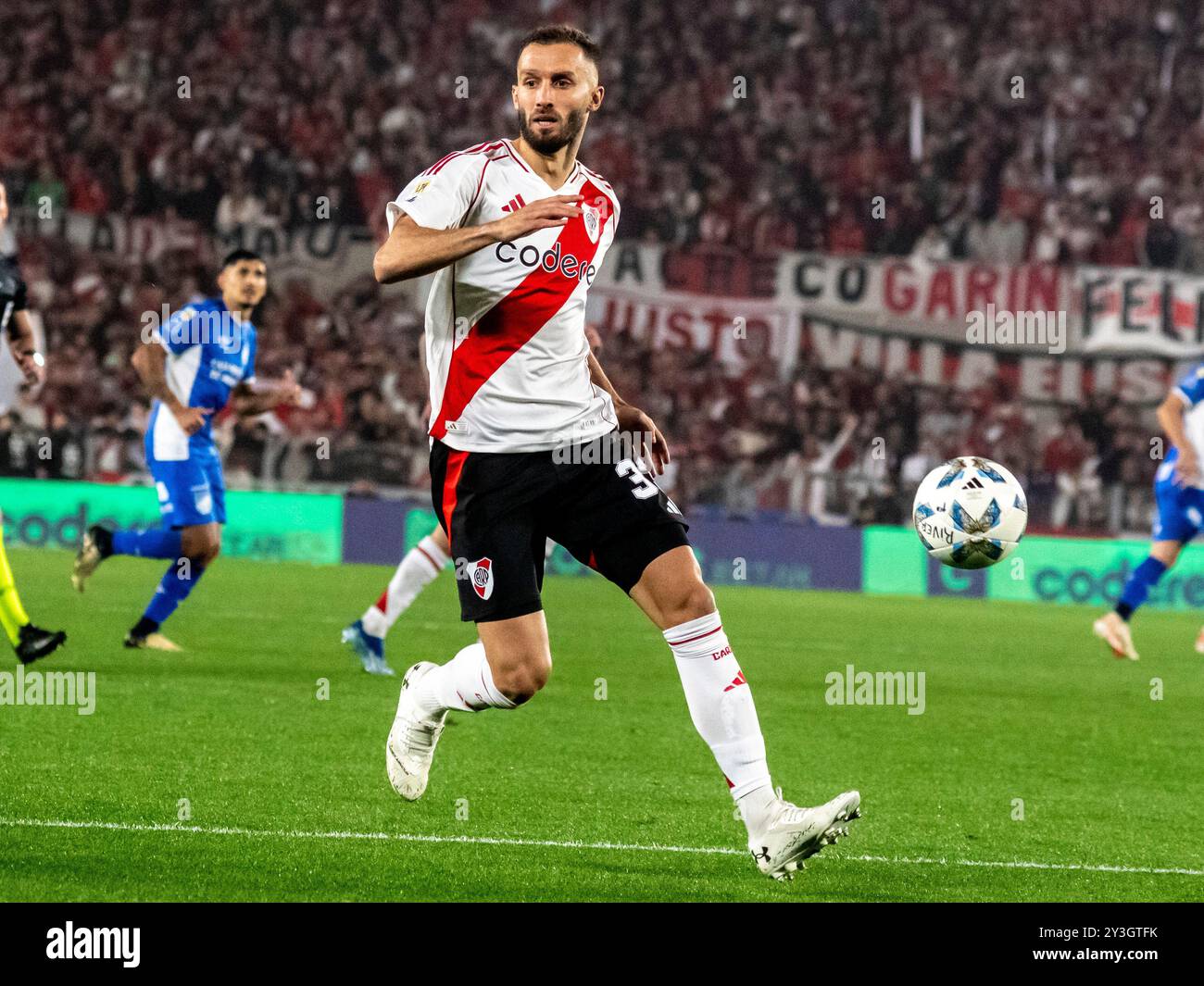 ub Atletico River Plate affronta l'Atletico Tucumán allo stadio Mas Monumental di Núñez, Buenos Aires. La data 14 della AFA Professional Soccer League continua dopo la data FIFA delle qualificazioni sudamericane della Coppa del mondo 2026. @Facamorales Editorial Use Only Credit: Facundo Morales/Alamy Live News Foto Stock