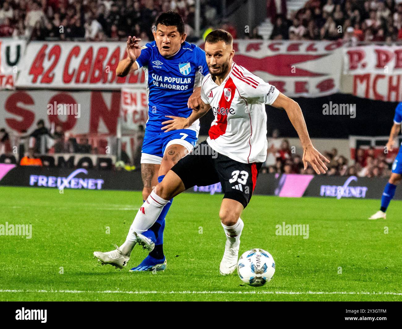 ub Atletico River Plate affronta l'Atletico Tucumán allo stadio Mas Monumental di Núñez, Buenos Aires. La data 14 della AFA Professional Soccer League continua dopo la data FIFA delle qualificazioni sudamericane della Coppa del mondo 2026. @Facamorales Editorial Use Only Credit: Facundo Morales/Alamy Live News Foto Stock