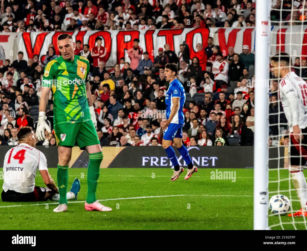 ub Atletico River Plate affronta l'Atletico Tucumán allo stadio Mas Monumental di Núñez, Buenos Aires. La data 14 della AFA Professional Soccer League continua dopo la data FIFA delle qualificazioni sudamericane della Coppa del mondo 2026. @Facamorales Editorial Use Only Credit: Facundo Morales/Alamy Live News Foto Stock