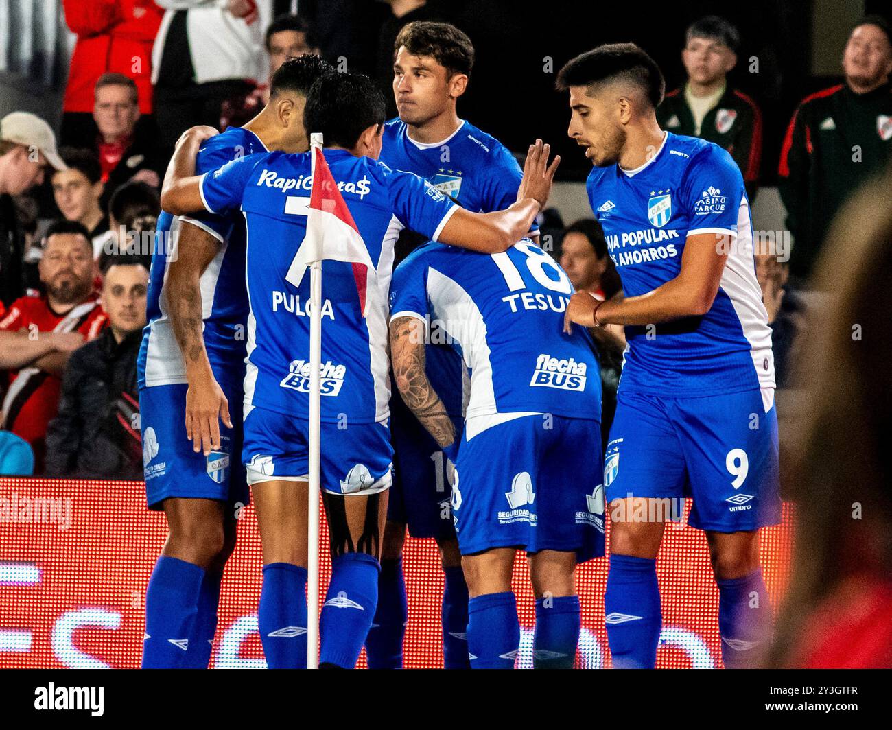 ub Atletico River Plate affronta l'Atletico Tucumán allo stadio Mas Monumental di Núñez, Buenos Aires. La data 14 della AFA Professional Soccer League continua dopo la data FIFA delle qualificazioni sudamericane della Coppa del mondo 2026. @Facamorales Editorial Use Only Credit: Facundo Morales/Alamy Live News Foto Stock