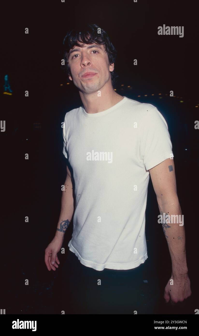 Dave Grohl della rock band Foo Fighters partecipa al "Berlin Chic Party" IT The Kit Kat Klub all'Henry Miller's Theatre di New York il 27 maggio 1998. Foto di Henry McGee/MediaPunch Foto Stock
