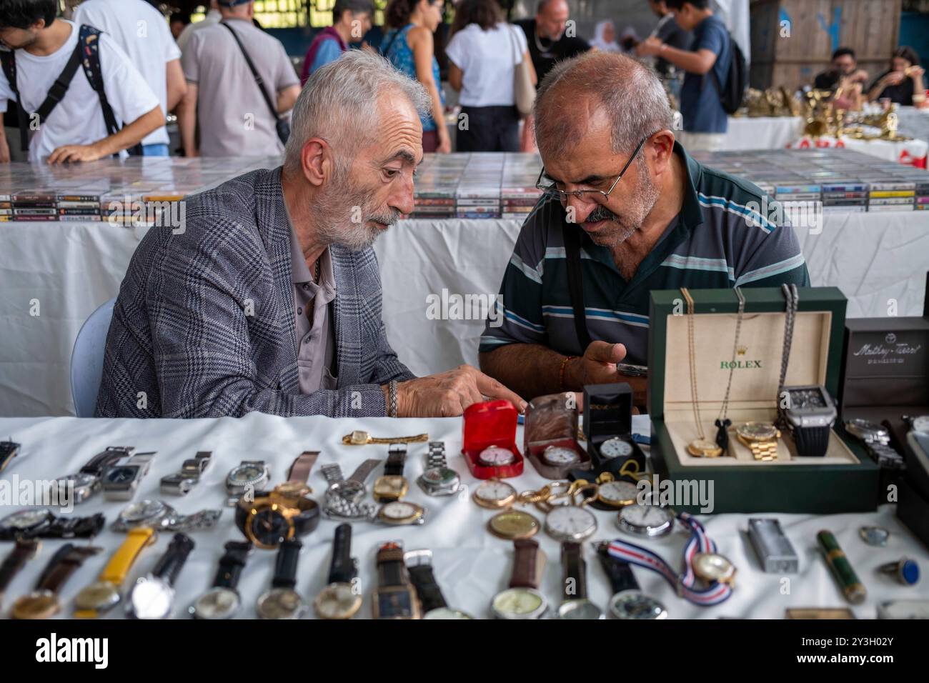 Ankara, Cankaya, Turchia. 1 settembre 2024. Due anziani esaminano gli orologi antichi al mercato dell'antiquariato. Il mercato dell'antiquariato, allestito la prima domenica di ogni mese nel quartiere Cankaya di Ankara, riunisce centinaia di amanti dell'antiquariato. Migliaia di persone visitano il mercato, che ospita prodotti antichi come orologi, dischi, gioielli, monete, giocattoli, e telecamere da tutto il mondo, specialmente dalla Turchia. (Immagine di credito: © Bilal Seckin/SOPA Images via ZUMA Press Wire) SOLO PER USO EDITORIALE! Non per USO commerciale! Foto Stock