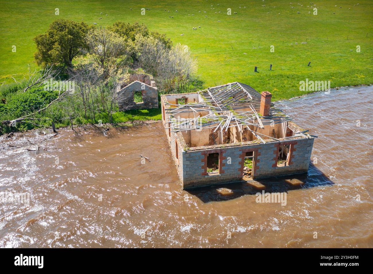 Vista aerea e storiche rovine di proprietà parzialmente sommerse nelle torri di Cairn Curran Reservior nel Victoria centrale, Australia Foto Stock