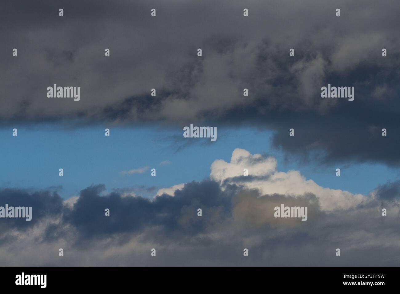 Un paesaggio nuvoloso con nuvole buie e tempestose. Kanagawa, Giappone. Foto Stock