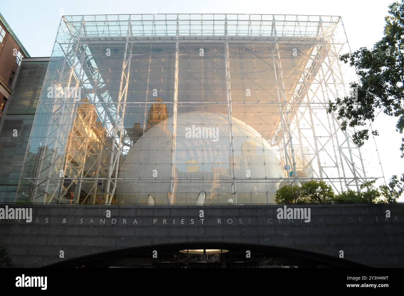 New York, Stati Uniti. 12 settembre 2024. Il Frederick Phineas e il Sandra Priest Rose Center for Earth and Space dell'American Museum of Natural History si trovano a Manhattan, New York. Credito: SOPA Images Limited/Alamy Live News Foto Stock