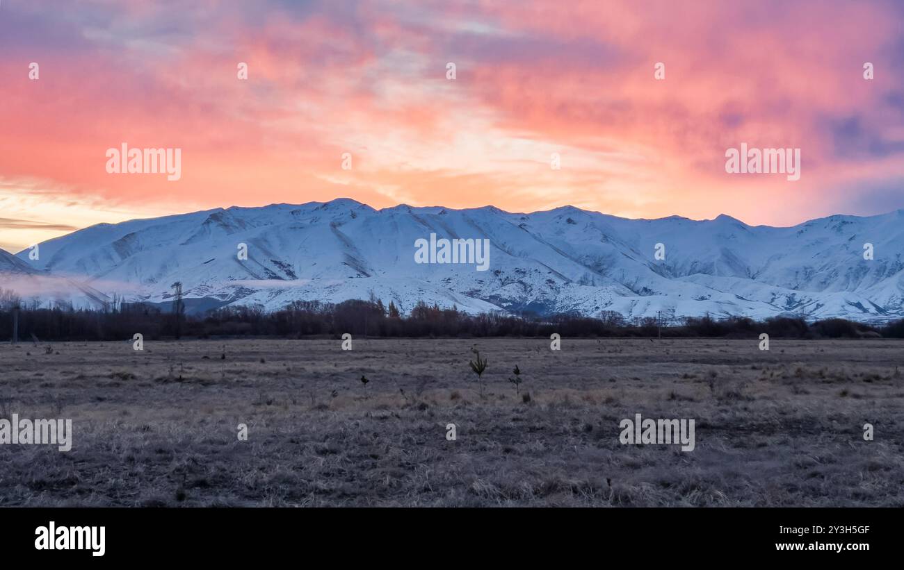 Vibrante tramonto sulla catena montuosa innevata vicino a Twizel Foto Stock