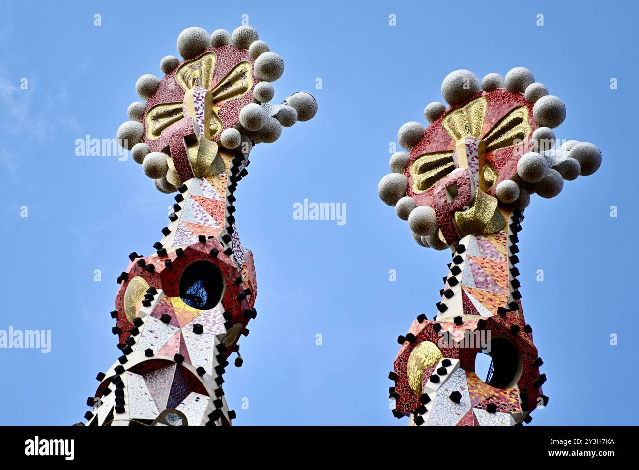 L'Antoni Gaudí ha progettato la cattedrale Sagrada Familia nel quartiere Eixample della Catalogna Barcellona Spagna. Prendere nota delle ceramiche architettoniche implementate. Foto Stock