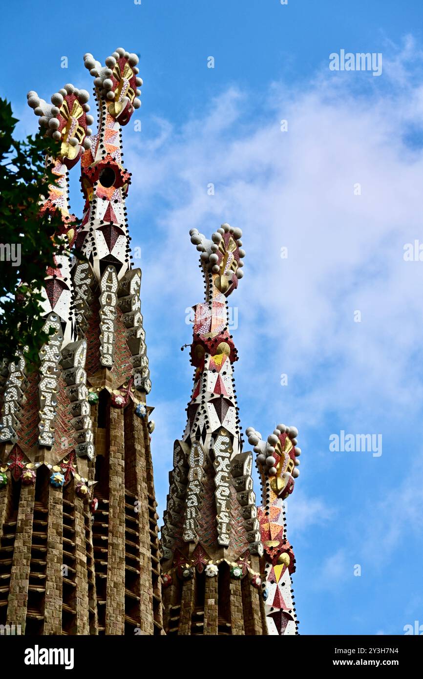 L'Antoni Gaudí ha progettato la cattedrale Sagrada Familia nel quartiere Eixample della Catalogna Barcellona Spagna. Prendere nota delle ceramiche architettoniche implementate. Foto Stock