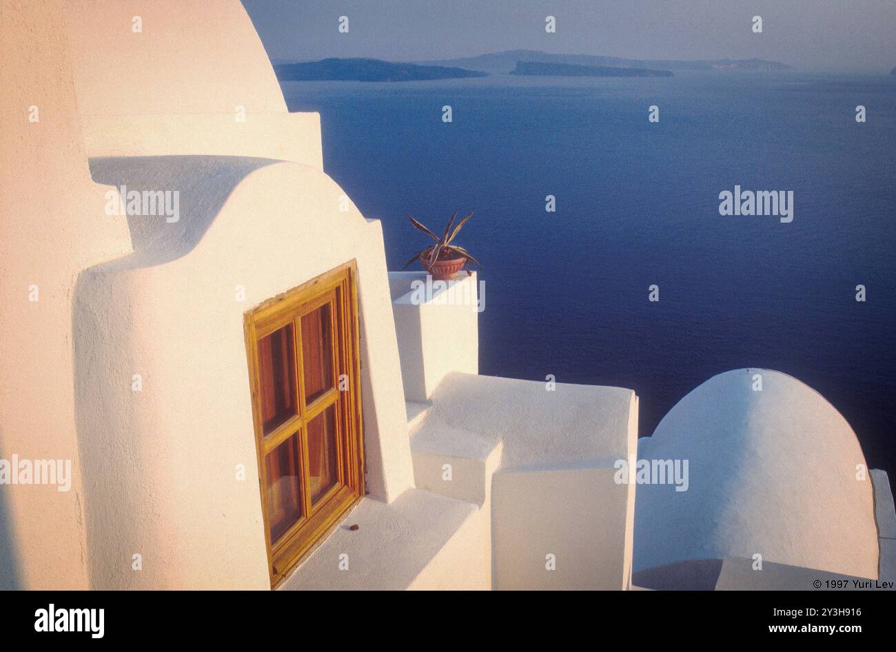 Questa è una vista della caldera, o vulcano morto, dalla città di Oil sull'isola di Santorini, in Grecia. Foto Stock